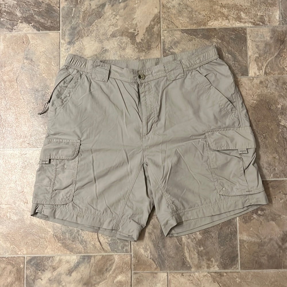 EUC Men’s Columbia Omni-Wick cargo shorts